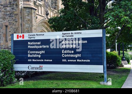 Ottawa, Canada – 22 ottobre 2022: Sede centrale della Canada Revenue Agency presso il Connaught Building nel centro di Ottawa. Il CRA è il fatturato Foto Stock