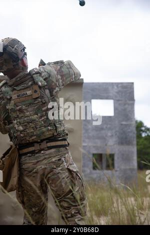 Il concorrente di Army Reserve Best Squad, il sergente Nelson Medina, 1st Mission Support Command, lancia una granata di addestramento contro un finto edificio del corso di qualificazione delle granate presso Joint base McGuire-Dix-Lakehurst, New Jersey, 31 agosto 2024. Più di 70 soldati provenienti da tutta la nazione partecipano al BSC 2024, una competizione annuale che riunisce i migliori soldati e squadre provenienti da tutta la U.S. Army Reserve per guadagnare il titolo di "Best Warrior" e "Best Squad" tra i loro pari. (Foto della U.S. Army Reserve di SPC. Nathaniel Delgado) Foto Stock