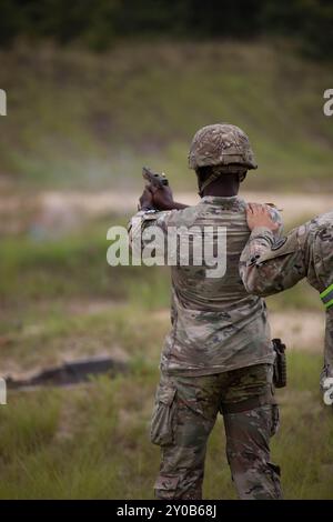 Army Reserve Best Squad concorrente, Sgt. Raynardo Sampson, 377th Theater Sustainment Command, spara la pistola M17 sul campo di qualificazione Combat Pistol presso Joint base McGuire-Dix-Lakehurst, New Jersey, 31 agosto 2024. Più di 70 soldati provenienti da tutta la nazione partecipano al BSC 2024, una competizione annuale che riunisce i migliori soldati e squadre provenienti da tutta la U.S. Army Reserve per guadagnare il titolo di "Best Warrior" e "Best Squad" tra i loro pari. (Foto della U.S. Army Reserve di SPC. Nathaniel Delgado) Foto Stock