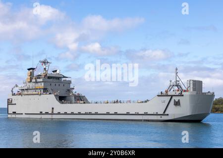 I marinai dell'esercito statunitense assegnati alla Transportation Company Pacific, 8th Special Troops Battalion, 8th Theater Sustainment Command preparano a attraccare la Logistics Support Vessel 8, la MG Robert Smalls, alla Joint base Pearl Harbor-Hickam, Hawaii, 30 agosto 2024. I marinai restituirono la LSV alle Hawaii dopo essere stati sottoposti a manutenzione ordinaria. (Foto dell'esercito degli Stati Uniti del sergente Nickson Schenk) Foto Stock