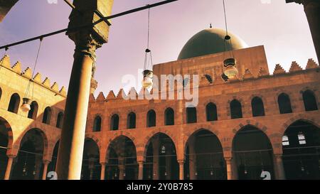 Una vista della cupola e dei pilastri della Moschea al Nasir Muhammad, costruita dal sultano mamelucco al Nasr Mohammed nel 1318 nella Cittadella di Saladino nel Cairo islamico, Egitto Foto Stock