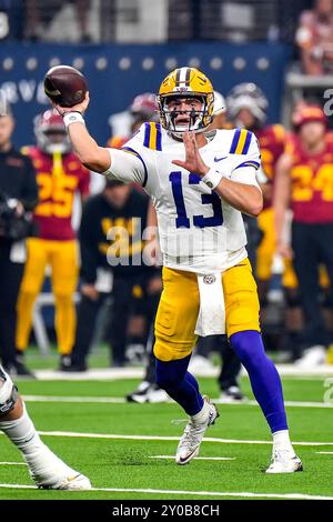 Las Vegas. 1 settembre 2024. Il quarterback dei LSU Tigers Garrett Nussmeier (13) in azione nel primo quarto durante la partita di football NCAA tra gli USC Trojans e i LSU Tigers all'Allegiant Stadium di Las Vegas, Nevada. Il Modelo Vegas Kickoff Classic Beach vs. Bayou. Credito fotografico obbligatorio: Louis Lopez/Cal Sport Media/Alamy Live News Foto Stock