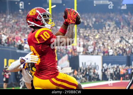 Las Vegas. 1 settembre 2024. Il wide receiver degli USC Trojans Kyron Hudson (10) in azione nel secondo quarto durante la partita di football NCAA tra gli USC Trojans e i LSU Tigers all'Allegiant Stadium di Las Vegas, Nevada. Il Modelo Vegas Kickoff Classic Beach vs. Bayou. Credito fotografico obbligatorio: Louis Lopez/Cal Sport Media/Alamy Live News Foto Stock