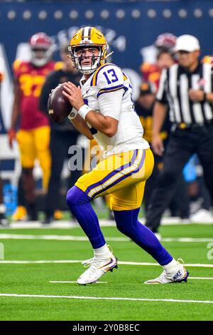 Las Vegas. 1 settembre 2024. Il quarterback dei LSU Tigers Garrett Nussmeier (13) in azione nel primo quarto durante la partita di football NCAA tra gli USC Trojans e i LSU Tigers all'Allegiant Stadium di Las Vegas, Nevada. Il Modelo Vegas Kickoff Classic Beach vs. Bayou. Credito fotografico obbligatorio: Louis Lopez/Cal Sport Media/Alamy Live News Foto Stock