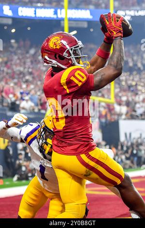 Las Vegas. 1 settembre 2024. Il wide receiver degli USC Trojans Kyron Hudson (10) in azione nel secondo quarto durante la partita di football NCAA tra gli USC Trojans e i LSU Tigers all'Allegiant Stadium di Las Vegas, Nevada. Il Modelo Vegas Kickoff Classic Beach vs. Bayou. Credito fotografico obbligatorio: Louis Lopez/Cal Sport Media/Alamy Live News Foto Stock