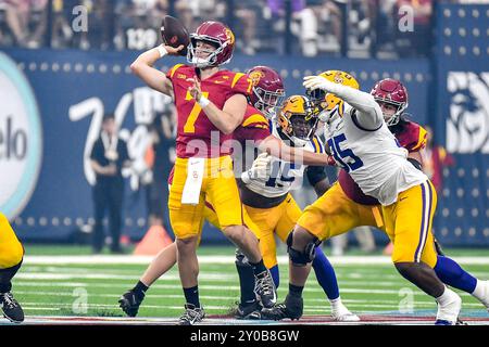 Las Vegas. 1 settembre 2024. Il quarterback degli USC Trojans Miller Moss (7) in azione nel secondo quarto durante la partita di football NCAA tra gli USC Trojans e i LSU Tigers all'Allegiant Stadium di Las Vegas, Nevada. Il Modelo Vegas Kickoff Classic Beach vs. Bayou. Credito fotografico obbligatorio: Louis Lopez/Cal Sport Media/Alamy Live News Foto Stock