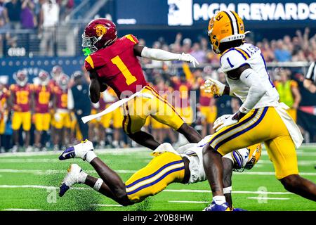 Las Vegas. 1 settembre 2024. Il wide receiver degli USC Trojans Zachariah Branch (1) corre in azione nel secondo quarto durante la partita di football NCAA tra gli USC Trojans e i LSU Tigers all'Allegiant Stadium di Las Vegas, Nevada. Il Modelo Vegas Kickoff Classic Beach vs. Bayou. Credito fotografico obbligatorio: Louis Lopez/Cal Sport Media/Alamy Live News Foto Stock