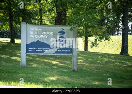 Segnaletica per l'ingresso alla Blue Ridge Parkway vicino a Spruce Pine, North Carolina Foto Stock