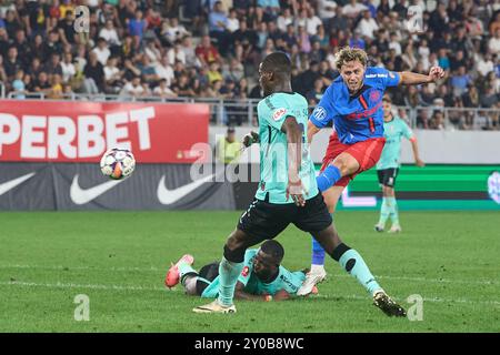 Bucarest, Romania. 1 settembre 2024: William Baeten (R) della FCSB non segna durante la partita di calcio tra FCSB e UTA Arad nell'ottavo turno della Superliga, la prima lega del campionato rumeno 2024-2025, allo stadio Arcul de Triumf, a Bucarest. Crediti: Lucian Alecu/Alamy Live News Foto Stock