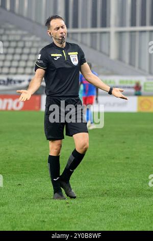 Bucarest, Romania. 1 settembre 2024: Arbitro George Gaman durante la partita di calcio tra FCSB e UTA Arad nell'ottavo turno della Superliga, la prima lega del campionato rumeno 2024-2025, allo stadio Arcul de Triumf, a Bucarest. Crediti: Lucian Alecu/Alamy Live News Foto Stock