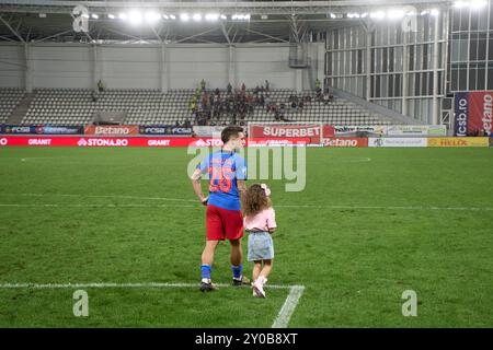 Bucarest, Romania. 1 settembre 2024: Alexandru Baluta della FCSB con sua figlia alla fine della partita di calcio tra FCSB e UTA Arad nell'ottavo turno della Superliga, la prima lega del campionato rumeno 2024-2025, allo stadio Arcul de Triumf, a Bucarest. Crediti: Lucian Alecu/Alamy Live News Foto Stock