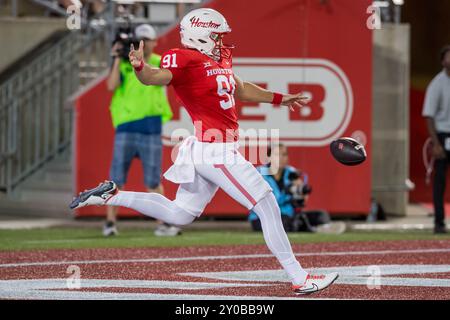 31 agosto 2024: Il punter degli Houston Cougars Liam Dougherty (91) punts durante una partita tra gli UNLV Rebels e gli Houston Cougars a Houston, Texas. Trask Smith/CSM Foto Stock