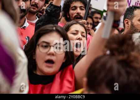 Ankara, Turchia. 1 settembre 2024. I manifestanti tengono cartelloni, striscioni e bandiere mentre cantano slogan durante la protesta. Il 1° settembre la giornata Mondiale della Pace, i sindacati e le organizzazioni della società civile ad Ankara hanno organizzato una dichiarazione stampa congiunta. Credito: SOPA Images Limited/Alamy Live News Foto Stock