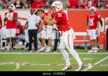 31 agosto 2024: Il punter degli Houston Cougars Liam Dougherty (91) punts durante una partita tra gli UNLV Rebels e gli Houston Cougars a Houston, Texas. Trask Smith/CSM Foto Stock