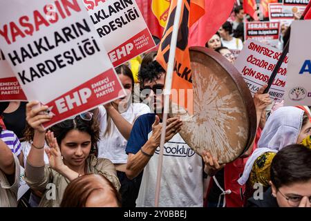 Ankara, Turchia. 1 settembre 2024. Un dimostratore suona l'ukulele durante la protesta. Il 1° settembre la giornata Mondiale della Pace, i sindacati e le organizzazioni della società civile ad Ankara hanno organizzato una dichiarazione stampa congiunta. Credito: SOPA Images Limited/Alamy Live News Foto Stock