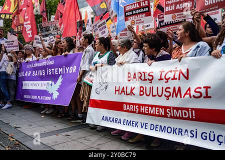 Ankara, Turchia. 1 settembre 2024. I manifestanti tengono cartelloni, striscioni e bandiere mentre cantano slogan durante la protesta. Il 1° settembre la giornata Mondiale della Pace, i sindacati e le organizzazioni della società civile ad Ankara hanno organizzato una dichiarazione stampa congiunta. (Foto di Tunahan Turhan/SOPA Images/Sipa USA) credito: SIPA USA/Alamy Live News Foto Stock