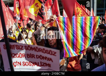 Ankara, Turchia. 1 settembre 2024. Un manifestante detiene una bandiera LGBTI durante la protesta. Il 1° settembre la giornata Mondiale della Pace, i sindacati e le organizzazioni della società civile ad Ankara hanno organizzato una dichiarazione stampa congiunta. (Foto di Tunahan Turhan/SOPA Images/Sipa USA) credito: SIPA USA/Alamy Live News Foto Stock