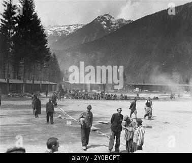 Alcuni sopravvissuti al parata di Ebensee. Ebensee era un sottocampo del campo di concentramento di Mauthausen costruito dalle SS nel 1943 per costruire tunnel per lo stoccaggio degli armamenti vicino alla città di Ebensee, in Austria. Anche se il complesso di Mauthausen non era un centro di sterminio, gli abusi, la crudeltà e la negligenza erano all'ordine del giorno. Tra i 8.500 e i 11.000 prigionieri morirono nel campo, per lo più per fame o malnutrizione. L'esercito americano liberò il campo il 6 maggio 1945. Foto Stock