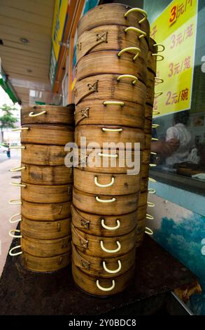 Pentole per la cottura a vapore in bambù con diversi tipi di baozi e gnocchi. Shenzhen, Cina. Foto Stock