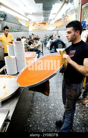 Dolci freschi di Knafeh a Jafar nel quartiere musulmano nella città vecchia di Gerusalemme. Foto Stock