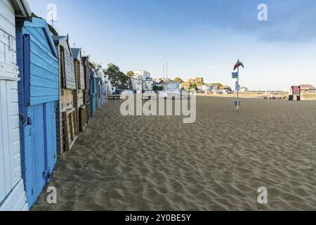 Viking Bay, Broadstairs, Kent, Inghilterra, Regno Unito, 19 settembre 2017: rifugi e persone sulla spiaggia Foto Stock