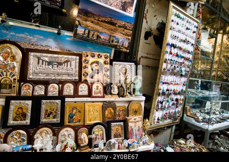 Souvenir a tema cristiano esposti all'esterno di un negozio nel Muristan, quartiere cristiano, città vecchia di Gerusalemme. Foto Stock