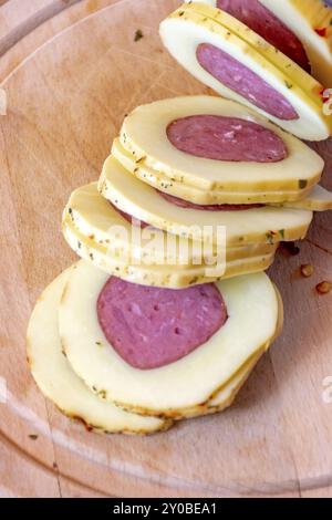 Fette di tradizionale brasiliano ripiene di formaggio con salame e guarnita con salsiccia per pizza Foto Stock