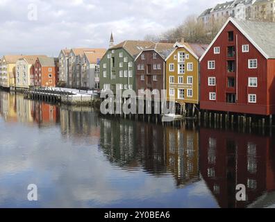 I magazzini di Bakklandet sul Nidelv a Trondheim in Norvegia. La Nidelva scorre attraverso Trondheim con vecchi magazzini che fiancheggiano entrambi i lati Foto Stock