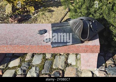 Bench Kant con il suo cappello, il bastone e il manoscritto. Museo del mondo dell'oceano, Kaliningrad (Koenigsberg prima del 1946), Russia, Europa Foto Stock