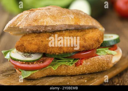 Cotoletta di pollo appena preparata su panino (primo piano, messa a fuoco selettiva) Foto Stock