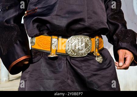 Un uomo mongolo che indossa una cintura colorata. Foto scattata a Kharkhorin, Mongolia. Foto Stock