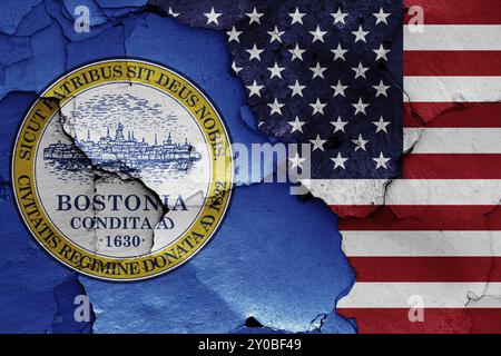 Bandiere di Boston e USA dipinte su pareti incrinate Foto Stock