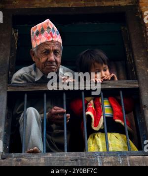 Ritratto di un uomo nepalese che indossa un tradizionale cappello di Dacca topi. Kathmandu, Nepal. Foto Stock