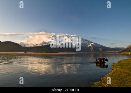 Lago Karakul sulle montagne Pamir, Xinjiang, Cina. Foto Stock