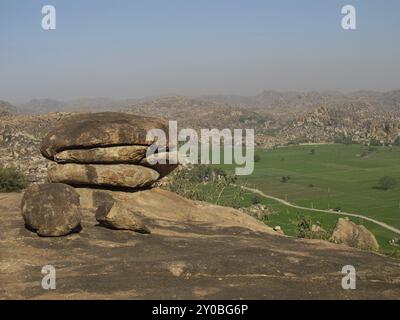 Masso di granito a forma di hamburger, Hampi, India, Asia Foto Stock