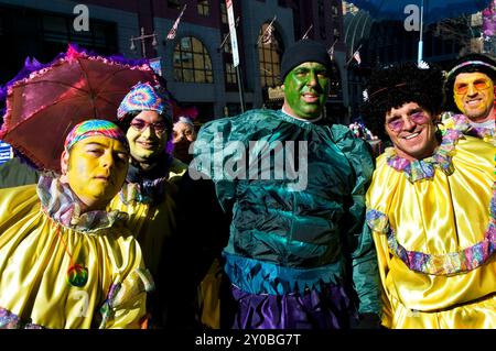 La famosa sfilata dei Mummers si svolge su Broad Street a Philadelphia, Stati Uniti. Foto Stock