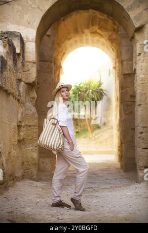 Donna in Tunisia, apmphitheatre romano di El Jem. Il più grande colosseo del Nord Africa. El Jem, Tunisia. UNESCO Foto Stock