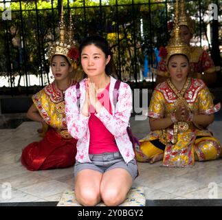 I ballerini thailandesi si preparano al Santuario di Erawan nel centro di Bangkok, in Thailandia. Foto Stock