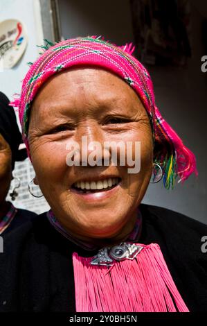 Ritratto di una donna Black Yao scattata in un colorato mercato settimanale nella provincia meridionale dello Yunnan, al confine con il Vietnam, in Cina. Foto Stock