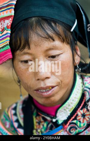 Ritratto di una donna Yi scattata nella provincia meridionale dello Yunnan in Cina. Foto Stock