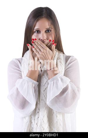 Primo piano di una donna in questione che copre la sua bocca, isolato in bianco Foto Stock