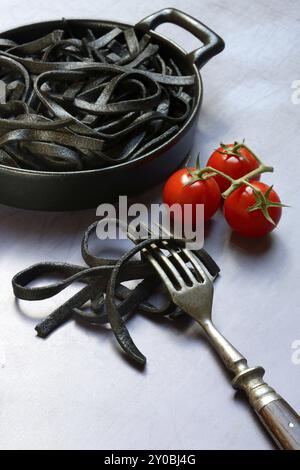 Pasta nera colorata con inchiostro di calamaro in guscio, Taglioni al Nero di Seppia, Italia, Europa Foto Stock