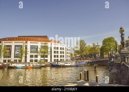 Amsterdam, Paesi Bassi, maggio 2022. Il balletto nazionale e il teatro dell'opera e il ponte blu di Amsterdam Foto Stock