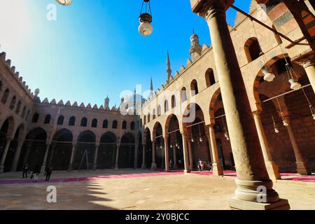 Vista del cortile della Moschea al Nasir Muhammad con i minareti della moschea Muhammed Ali visibili sullo sfondo della Cittadella di Saladino nel Cairo islamico, Egitto Foto Stock