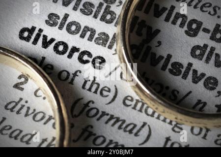 Due fedi di nozze separate accanto alla parola Foto Stock