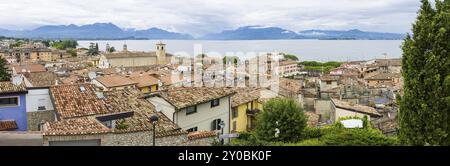 Vista sulla città vecchia di Desenzano sul Lago di Garda in Italia Foto Stock