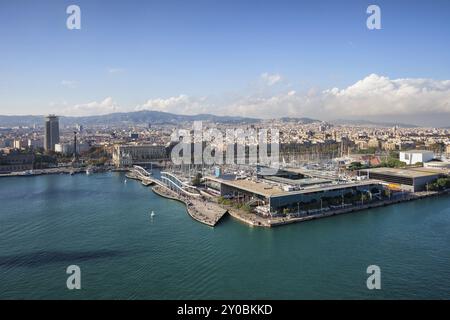 Paesaggio urbano di Barcellona, vista aerea dal mare su Port Vell e la città, capitale della Catalogna, Spagna, Europa Foto Stock