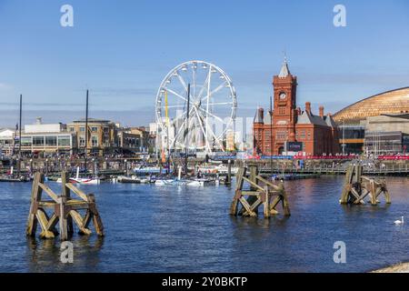 CARDIFF/UK, AGOSTO 27: Ferris Wheel and Pierhead Building a Cardiff il 27 agosto 2017. Persone non identificate Foto Stock