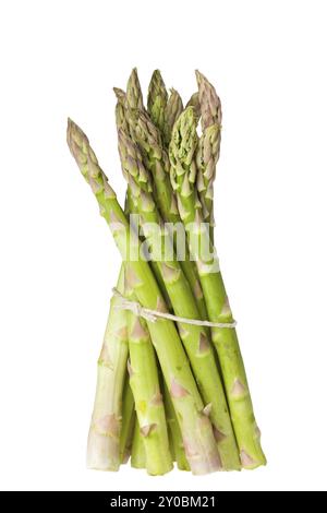 Dettaglio di asparagi verdi freschi isolati su sfondo bianco Foto Stock