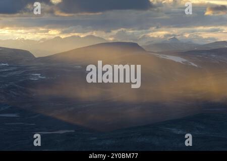 Doccia a pioggia serale nel Parco Nazionale Dovrefjell-Sunndalsfjella, Oppland Fylke, Norvegia, settembre 2011, Europa Foto Stock